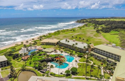 Hanamaulu Apartment | KBR 3302 · Simple but Idyllic Oceanfront Resort w King Bed