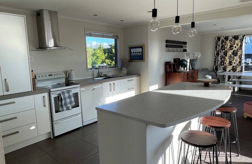 Kelvin Heights House | Kelvin Heights Chic sun drenched family retreat WaterTaxi to Central Queenstown.