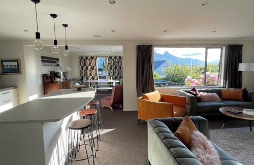 Kelvin Heights House | Kelvin Heights Chic sun drenched family retreat WaterTaxi to Central Queenstown.