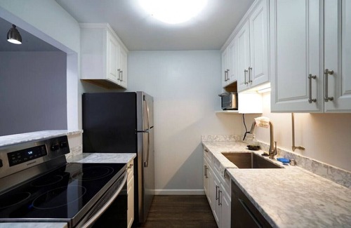 Walnut Creek Apartment | KeyLuxe, Jacuzzi—Pool—Gym—Tennis, Walnut Creek