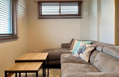 Maekawa Apartment | Kin-Con-Kan 1F 新築 那覇空港から車で25分 南部観光に最適 広々80平米 コンビニ徒歩1分 沖縄ワールド徒歩9分 最大9人