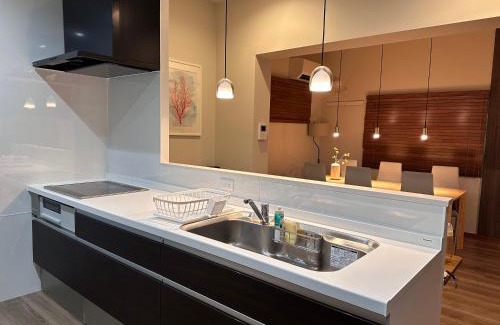 Maekawa Apartment | Kin-Con-Kan 1F 新築 那覇空港から車で25分 南部観光に最適 広々80平米 コンビニ徒歩1分 沖縄ワールド徒歩9分 最大9人