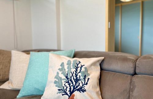 Maekawa Apartment | Kin-Con-Kan 1F 新築 那覇空港から車で25分 南部観光に最適 広々80平米 コンビニ徒歩1分 沖縄ワールド徒歩9分 最大9人