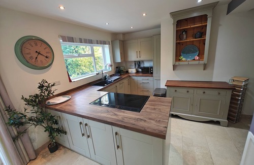 South Cadbury House | King Arthur’s Rest -Charming Eco Home, Garden & Hot Tub. Sleeps 10. Pet friendly
