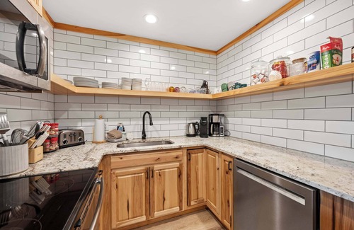 Great Valley Condo | King Bed, A/C, Pickleball, Patio w/Grill