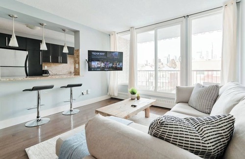 Southwest Calgary Condo | King Bed|Elegant Condo |Walk to Saddledome|UG Park