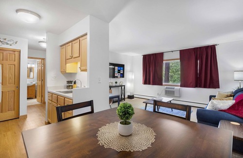 Wauwatosa Apartment | King Bed-FAST WiFi - Undrgrd Parking - Near Froedtert