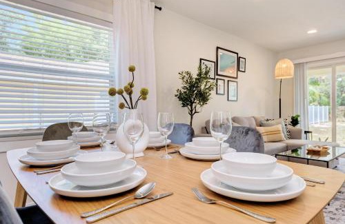 Bay Acres House | King Bed & Patio, Minutes to the Beach