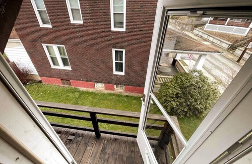 Johnstown Apartment | King Bed Private Apartment Near Hospital, Arena