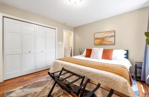 Warsaw Apartment | King Bed Suite, Chef's Kitchen, Fast Internet
