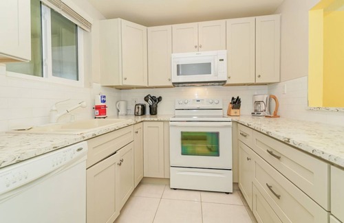 Saint Armands Key Condo | King Bed ❤ Walk to St. Armand's Circle and Lido Beach in Minutes!