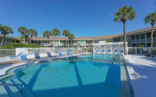 Saint Armands Key Apartment | King Bed - Walk to St. Armand's Circle and Lido Beach in Minutes!
