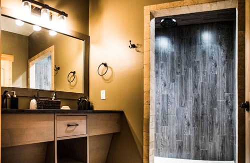 Maple Hill Hotel | King Cabin Room Prairie Clover