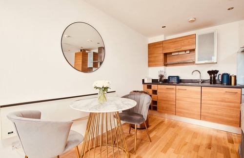 Leeds Apartment | King Deluxe City Apt Large Balcony& Free Parking!