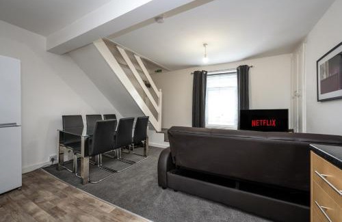 Landore Apartment | King - En-suite Flat - Kitchen - Quiet Near Shops & Bus