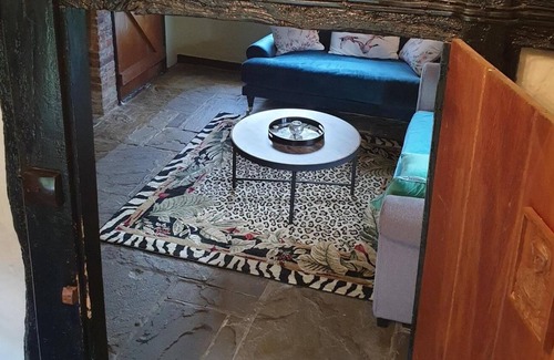 Ashford Bed & Breakfast | King Henry VIII Historic BnB, Cozy, 4poster, Pool