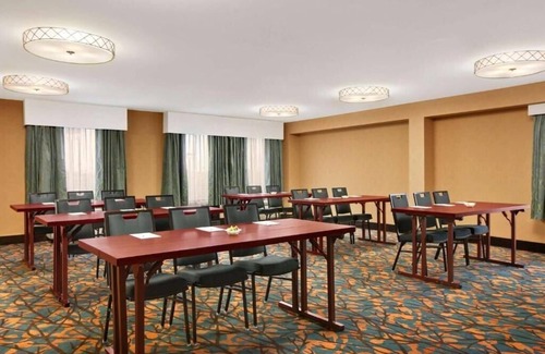 Bedford Park Apartment | King Room Near Wintrust Sports Complex CHI