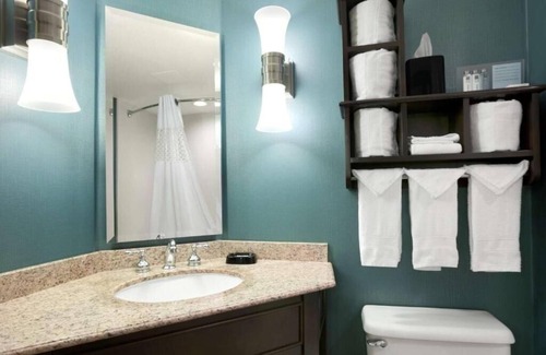 Bedford Park Apartment | King Room Near Wintrust Sports Complex CHI