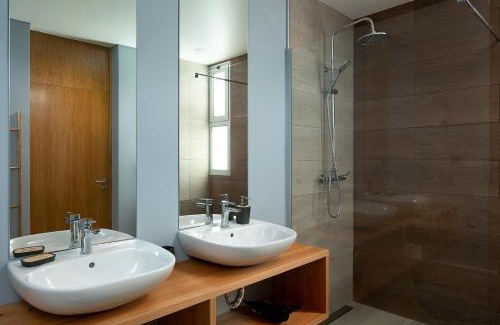 Estreito da Calheta Villa | King´s View (Heated Pool and Sea View)