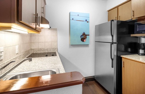 Gateway Apartment | King Studio & Pullout - Domain Area with a pool!