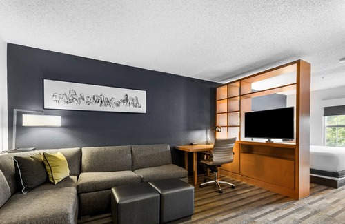 Gateway Apartment | King Studio & Pullout - Domain Area with a pool!