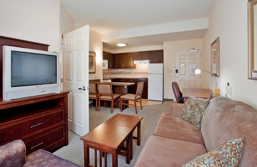 Chesapeake Condo | King Suite. Free Breakfast. Indoor Pool & Hot Tub. Great for Business Travelers!