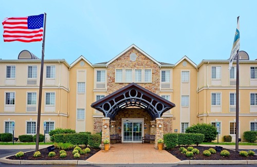 Cranbury Condo | King Suite. Free Breakfast Buffet. Pool. Only 20 Minutes from Princeton.
