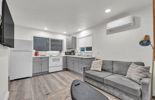 Citrus Heights House | King Suite House guest house, heated pool, spa, pool table, ping pong