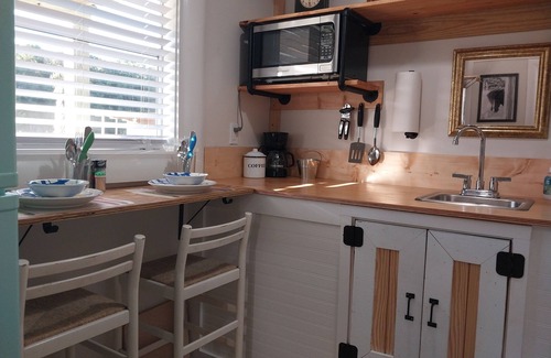 Hubert Cottage | King Suite Minutes to Beach Shopping Nature Trails Boating Historic Sites