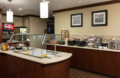 Polaris Apartment | King Suite Near Ohio State University. Free Breakfast Included. Pool Access.