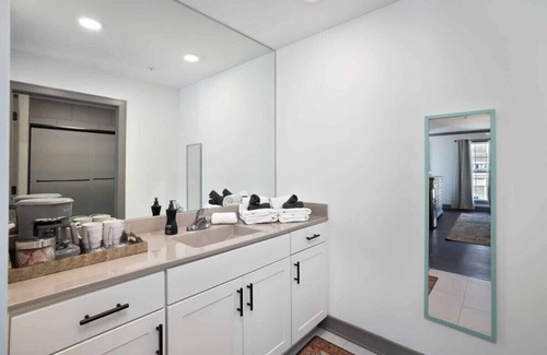 Parkville Apartment | King Suite on Main Relax and Unwind|Stay,Shop,Eat!