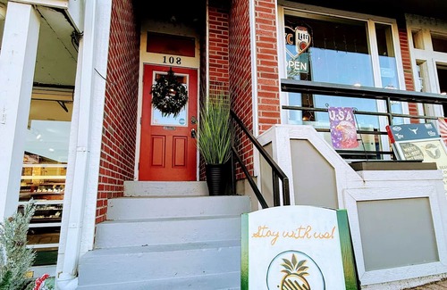 Parkville Apartment | King Suite on Main Relax and Unwind|Stay,Shop,Eat!