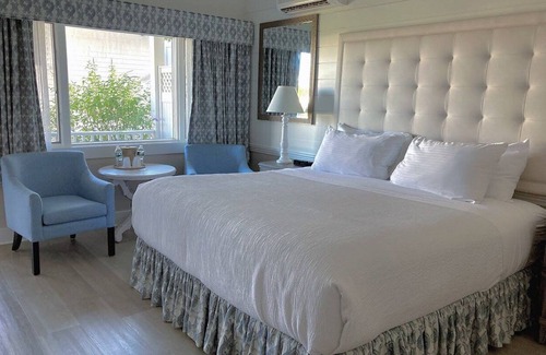 Edgartown Resort | King suite, Top floor with Large private balcony beautiful views of harbor