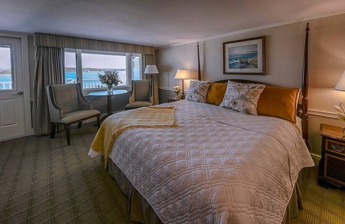 Edgartown Resort | King suite, Top floor with Large private balcony beautiful views of harbor