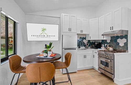 Flagler Village Apartment | King Suite w/a private Hot-tub in a Tropical Retreat Freedom House Suite 7