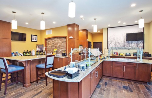 Sweetbriar Condo | King Suite w/Free Breakfast Included! Outdoor Pool, Near Downtown Austin