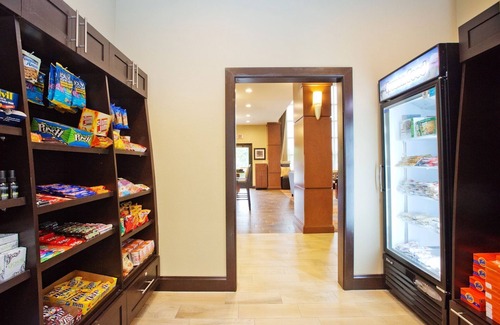 Sweetbriar Condo | King Suite w/Free Breakfast Included! Outdoor Pool, Near Downtown Austin