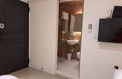 West Central District Hotel | King Wow Inn