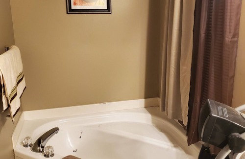 Huntcliff House | KingQueen Suite 113