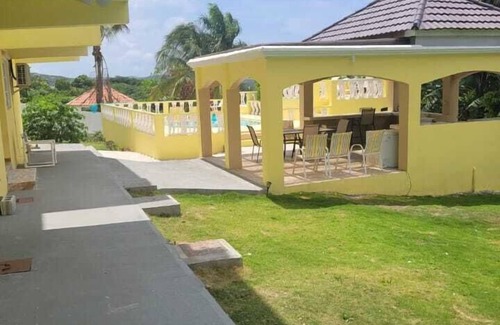 Discovery Bay Hotel | Kingsbird by the sea Inn