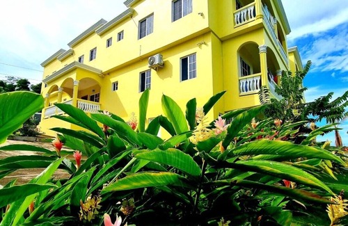 Discovery Bay Hotel | Kingsbird by the sea Inn