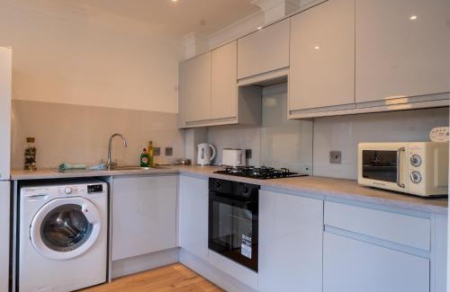 Norbiton Apartment | Kingston Centre Location 2-Bed Flat Sleeps 5
