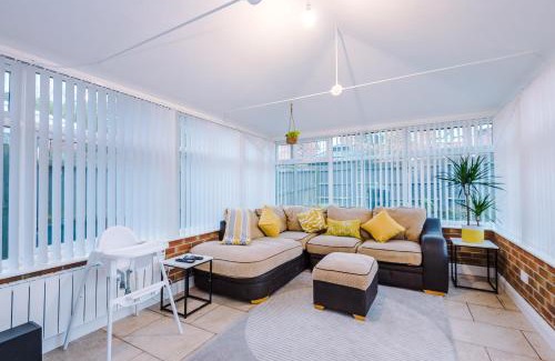 Newcastle-Under-Lyme House | Kinship House by YourStays - Stunning Holiday Home in the Suburbs