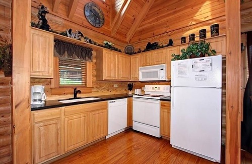 Gatlinburg - Pigeon Forge Cabin | Kiss Me Goodnight 1 Bedroom Cabin by RedAwning