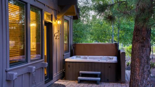 Sunriver House | Klamath by AvantStay Premier Lakeside Cabin w Spa Fire Pit Lake Views