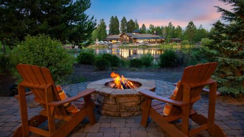 Sunriver House | Klamath by AvantStay Premier Lakeside Cabin w Spa Fire Pit Lake Views