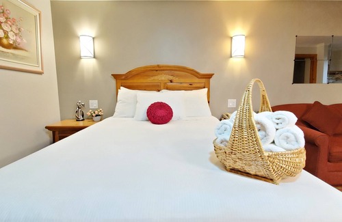 Laurentian Valley Hotel | Knights Inn Colonial Fireside Inn