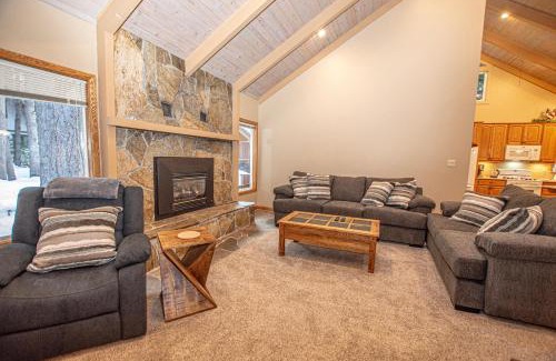 Tahoma House | Knobcone Cabin by Hauserman Rental Group