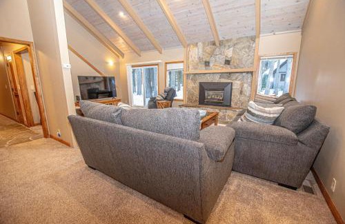 Tahoma House | Knobcone Cabin by Hauserman Rental Group