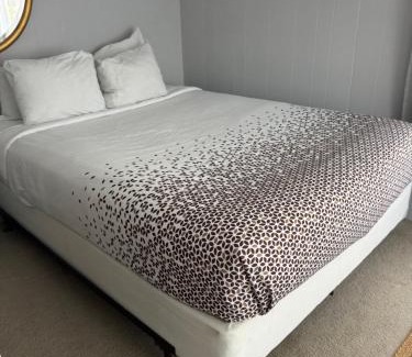 Bennington Hotel | Knotty Pine Motel